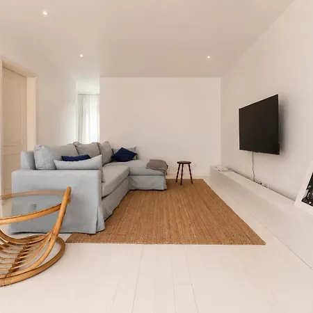 Casa Branca - Caparica بيت شباب تشارنكه